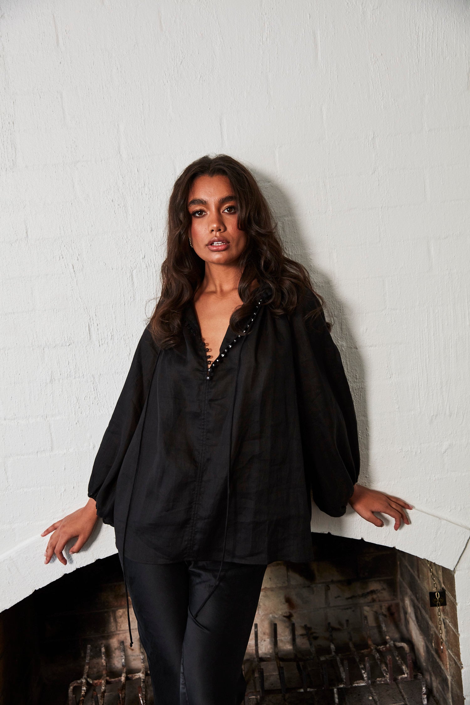 LOOSE FITTING LINEN BLOUSE IN BLACK 